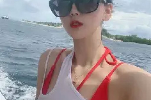 内娱女演员深夜溜进KTV陪酒姿态放低到尘埃