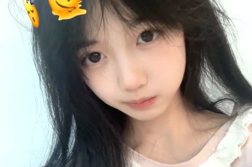 吐舌紧贴人设崩塌曾志伟与乔妹合照展现娱乐圈的另一面
