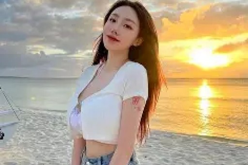 娱乐大瓜：白人男子小红书寻人惊现宋祖儿亲密合照疑似情侣？