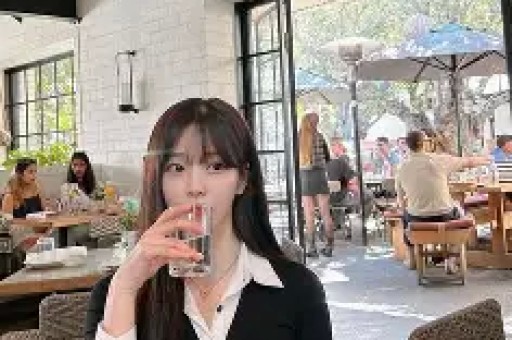 薛之谦演唱会成吃瓜现场！美女粉丝疑出轨富豪大哥遭正宫男友抓包